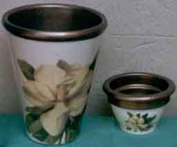 Vaso e piccola ciotola con magnolie