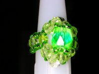 Anello con perline e cristalli verde acido