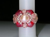 Anello con cristalli e perline di vetro