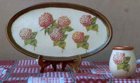 Vassoio ovale e piccolo vaso con ortensie