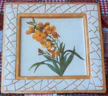 Piastrella con fiore giallo