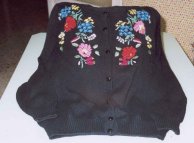 Maglia nera con fiori ricamati